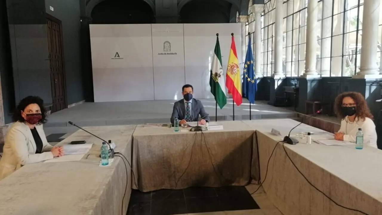 Archivo - El presidente de la Junta, Juanma Moreno, en una imagen de julio de una reuni&oacute;n con Cermi (Comit&eacute; de Entidades Representantes de Personas con Discapacidad de Andaluc&iacute;a).