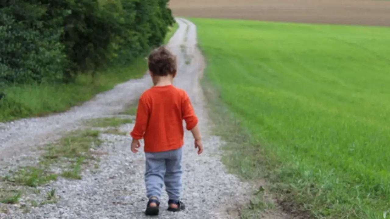 ni&ntilde;o caminando por un campo