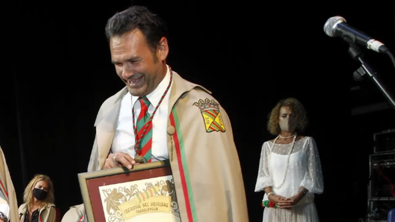 El Periodista I&ntilde;aki L&oacute;pez, Nombrado Socio De Honor De La Cofrad&iacute;a Del Hojaldre De Torrelavega.  / ALERTA