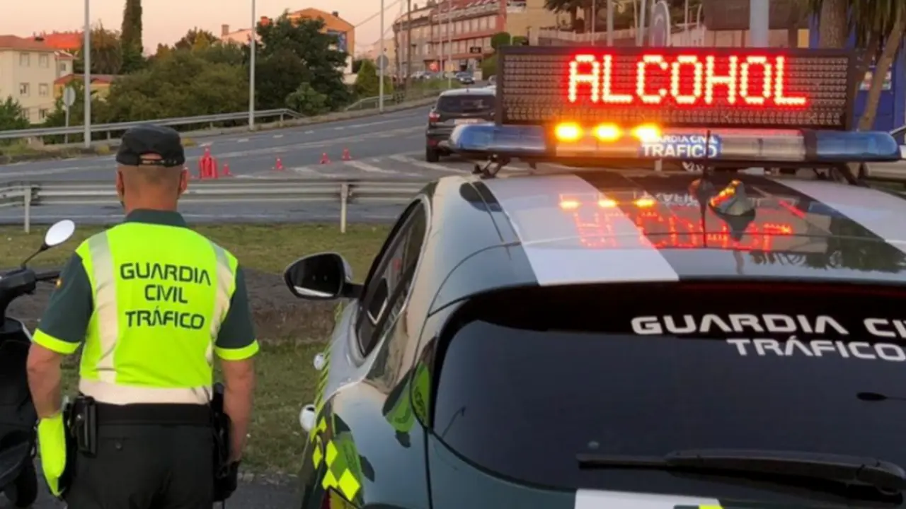 Un agente durante un control policial anti alcohol.