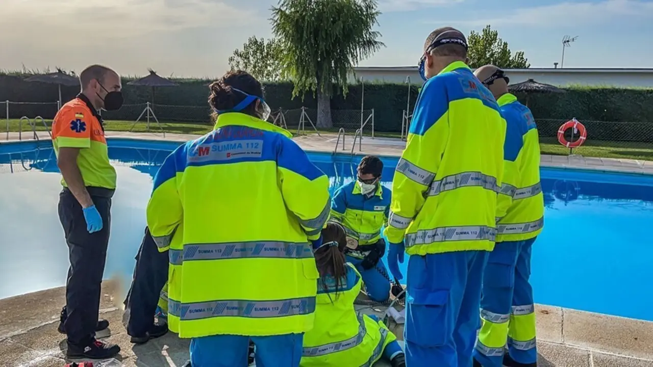 El SUMMA 112 atiende a una mujer en una piscina de Boadilla del Monte
