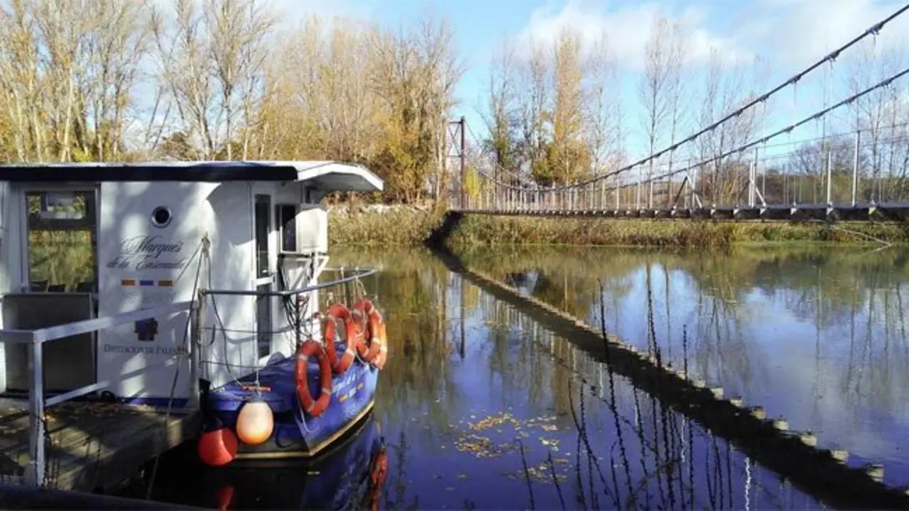 Embarcaci&oacute;n Tur&iacute;stica 'Marqu&eacute;s de la Ensenada' en el Canal de Castilla, Palencia.