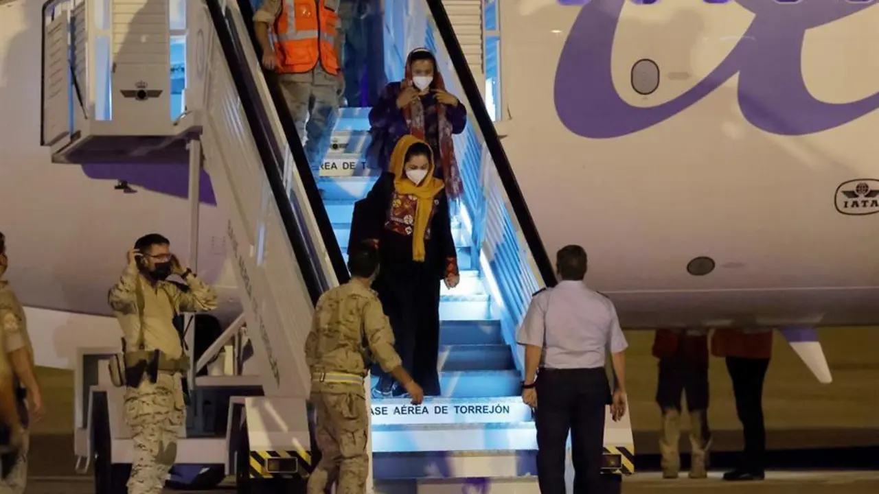 Un avi&oacute;n comercial de la compa&ntilde;&iacute;a Air Europa ha aterrizado a las 22:30 horas del domingo en la base a&eacute;rea de Torrej&oacute;n con otro grupo de refugiados afganos que han sido trasladados a Espa&ntilde;a desde Kabul.. EFE/Zipi