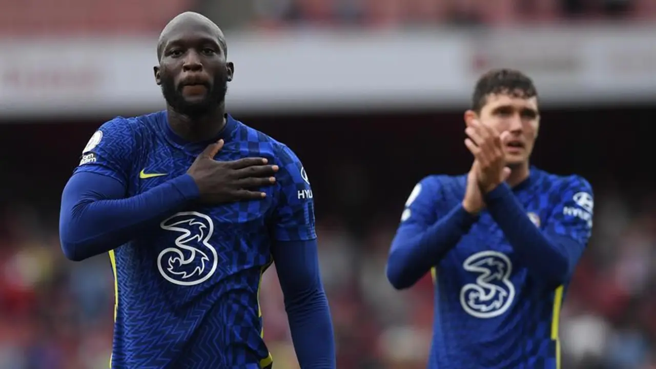 El jugador del Chelsea Romelu Lukaku (L) aplaude a los seguidores de su equipo tras el partido de f&uacute;tbol de la Premier League inglesa entre el Arsenal FC y el Chelsea FC en el Emirates Stadium de Londres, Gran Breta&ntilde;a, el 22 de agosto de 2021. (Reino Unido, Londres, Roma) EFE/EPA/NEIL HALL