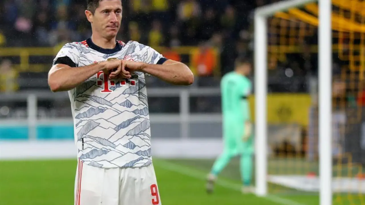 Robert Lewandowski, del Bayern, celebra tras marcar el primer gol durante el partido de f&uacute;tbol de la DFL Supercopa 2021 entre el Borussia Dortmund y el FC Bayern Muenchen en Dortmund, Alemania, el 17 de agosto de 2021. (Abierto, Alemania, Rusia) EFE/EPA/FRIEDEMANN VOGEL