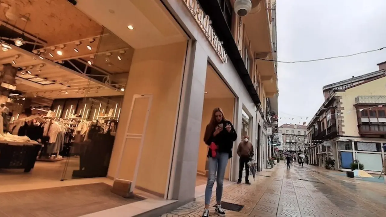 Varias personas por la calle Escalante de Torrelavega. / S. D&iacute;az