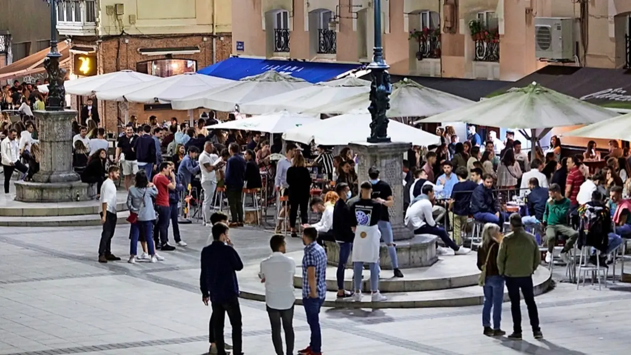 Ambiente en una calle de bares de Santander, antes de su cierre a medianoche, a 3 de julio de 2021, en Santander, Cantabria (Espa&ntilde;a). La regi&oacute;n de Cantabria acord&oacute; cerrar a partir de este viernes y durante 14 d&iacute;as los locales de ocio nocturno a las 00:00 horas. Esta medida se cumple en 16 municipios de la regi&oacute;n, entre ellos Santander por la cantidad de brotes activos vinculados a estos establecimientos. En concreto, de los 57 brotes activos en Cantabria, 17 est&aacute;n vinculados a establecimientos y actividades de ocio nocturno.
04 JULIO 2021;CIERRE;OCIO NOCTURNO;BARES;PUBS;DISCOTECAS;BROTES;CORONAVIRUS;PANDEMIA
Juan Manuel Serrano Arce / Europa Press
  (Foto de ARCHIVO)
4/7/2021