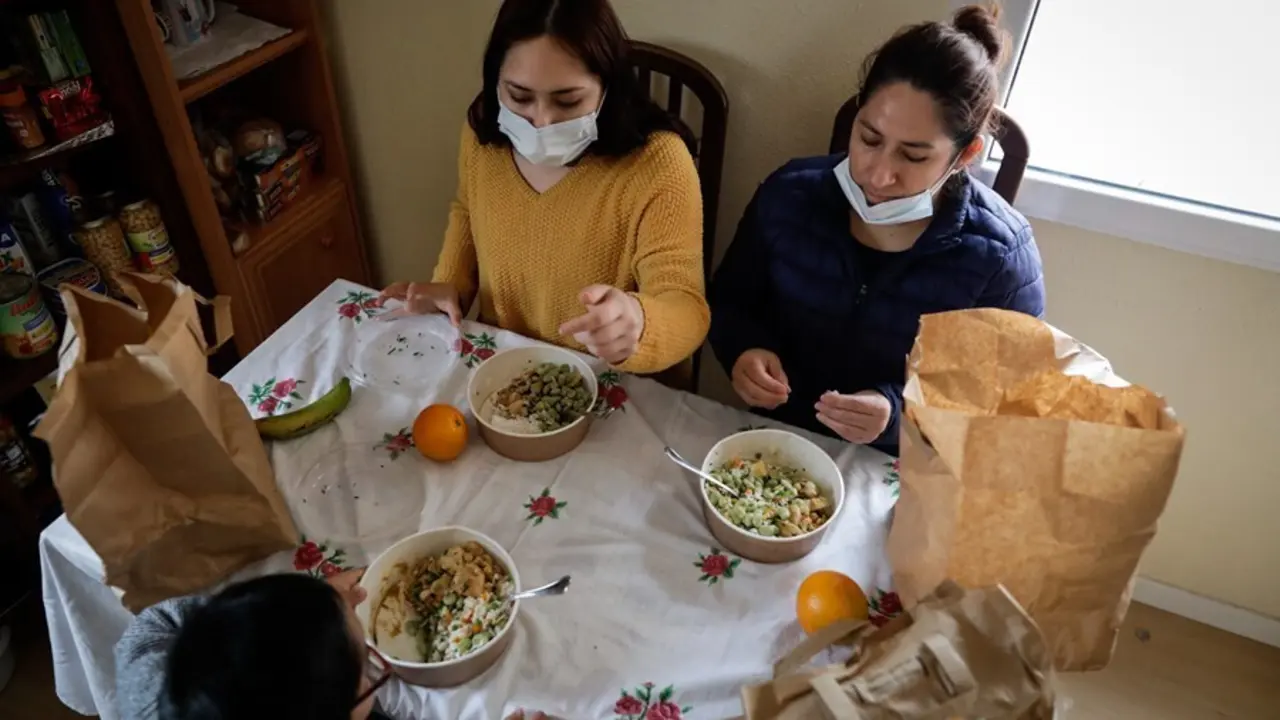 Archivo - Dos mujeres y un ni&ntilde;o durante la comida en su casa del barrio madrile&ntilde;o de Carabanchel 