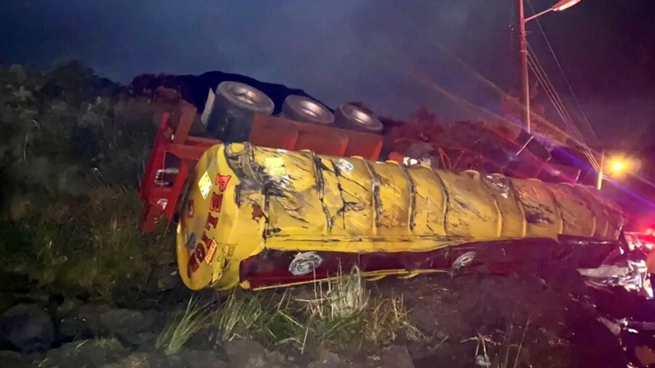 Accidente de un cami&oacute;n cisterna que transportaba diesel en Quito
