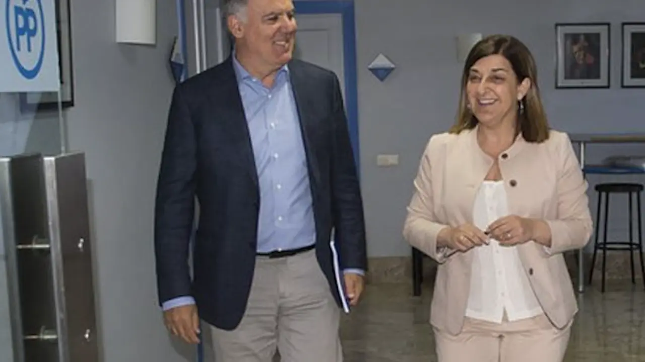 Lorenzo Vidal de la Pe&ntilde;a y la actual presidenta del PP, M.J. Buruaga. / ALERTA