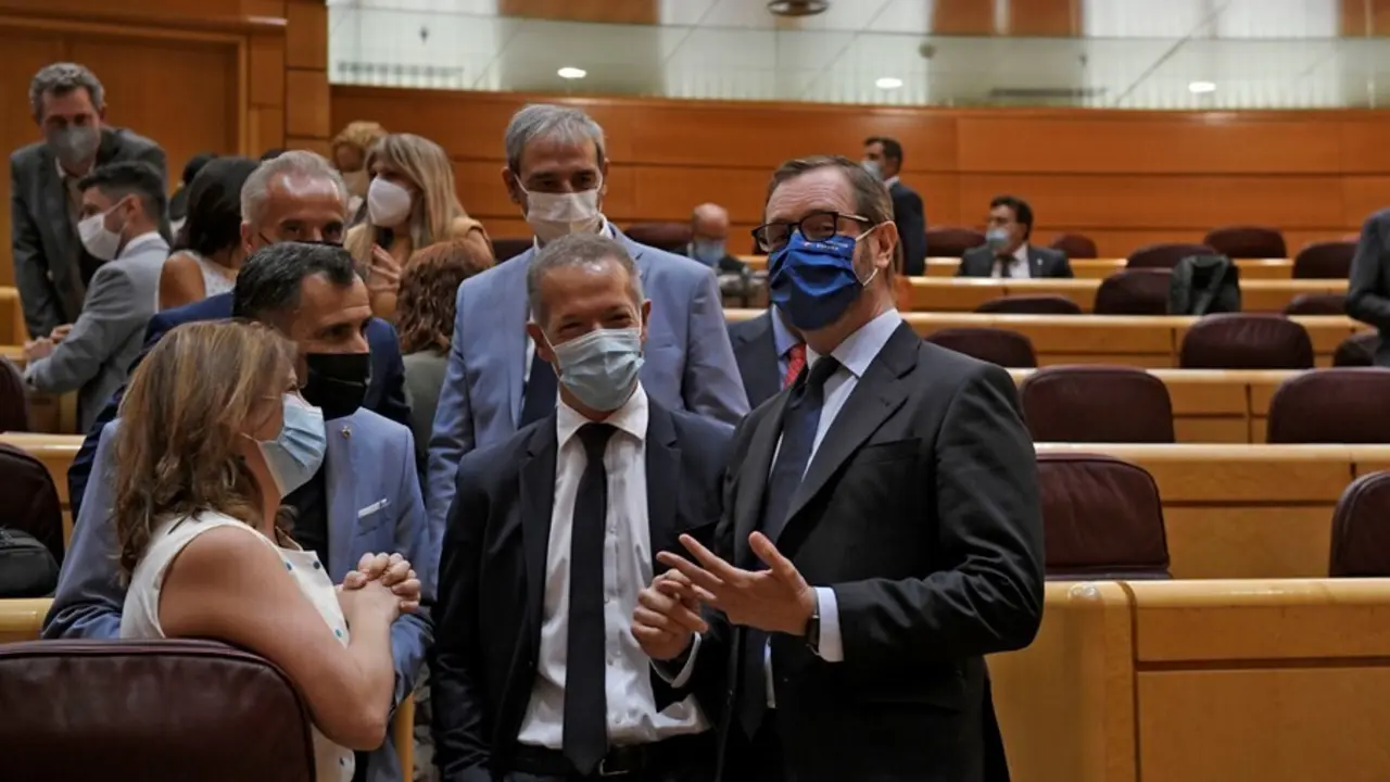 Archivo - La vicesecretaria general del PSOE y portavoz del Grupo Socialista en el Congreso, Adriana Lastra (1i), junto al portavoz del PSOE en el Senado, Ander Gil (2d) y el portavoz del PP en la C&aacute;mara Alta, Javier Maroto (1d) antes de una sesi&oacute;n en el 