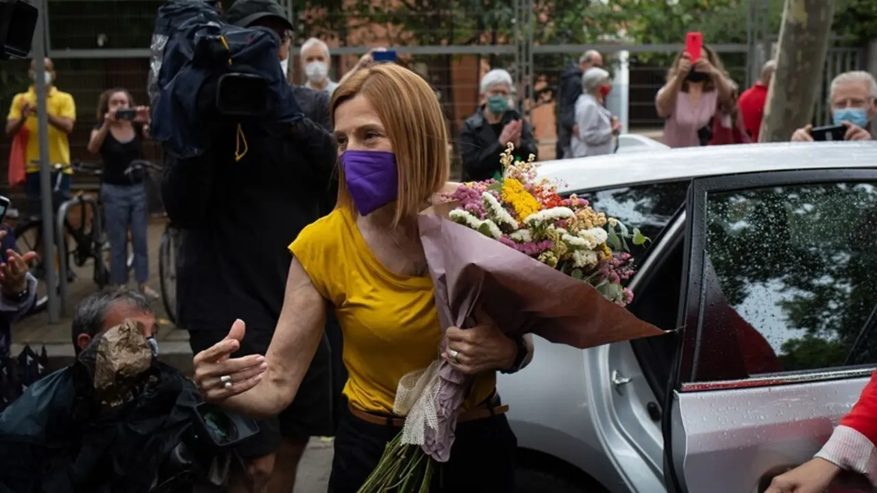 Archivo - La expresidenta del Parlament de Catalunya Carme Forcadell (ERC) con un ramo de flores, su salida de la prisi&oacute;n de Wad-Ras, un d&iacute;a despu&eacute;s de ser indultada por el Gobierno de Espa&ntilde;a, a 23 de junio de 2021, en Barcelona, Catalunya (Espa&ntilde;a). La sa