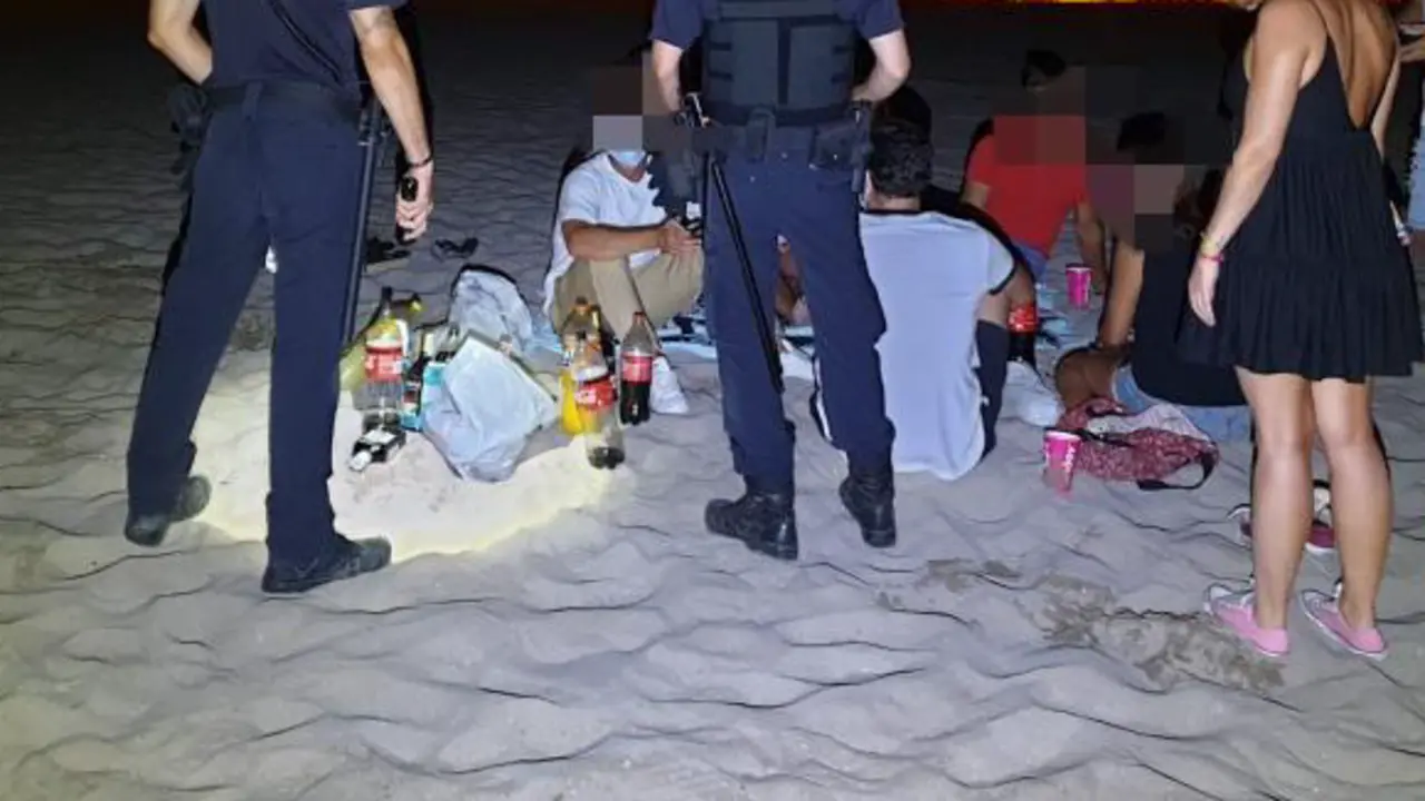 Varias personas de botell&oacute;n en una playa. / Archivo