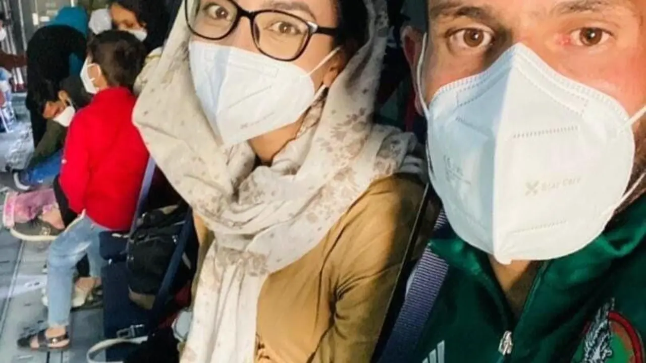 Nilofar Bayat y su marido Ramish en su viaje hacia Espa&ntilde;a
