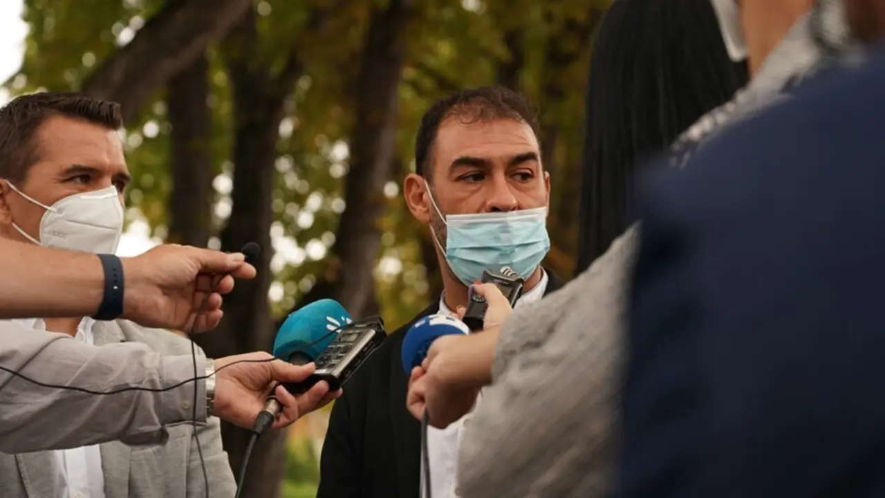 El secretario general de JUCIL, Ernesto Vilari&ntilde;o, y el secretario de organizaci&oacute;n de JUPOL, Aar&oacute;n Rivero, tras su encuentro con el delegado del Gobierno en Euskadi, Denisa Itxaso