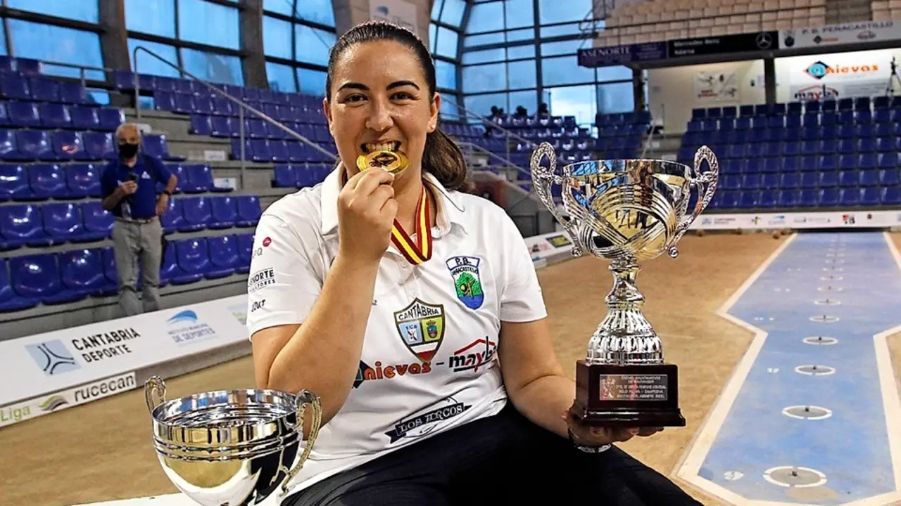 Judit Bueno, feliz, rodeada de los trofeos que la acreditan como campeona de Espa&ntilde;a 2021.