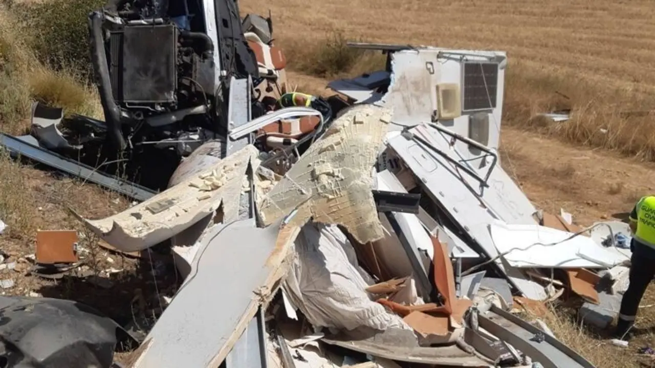 Estado en el que ha quedado la autocaravana tras el accidente.