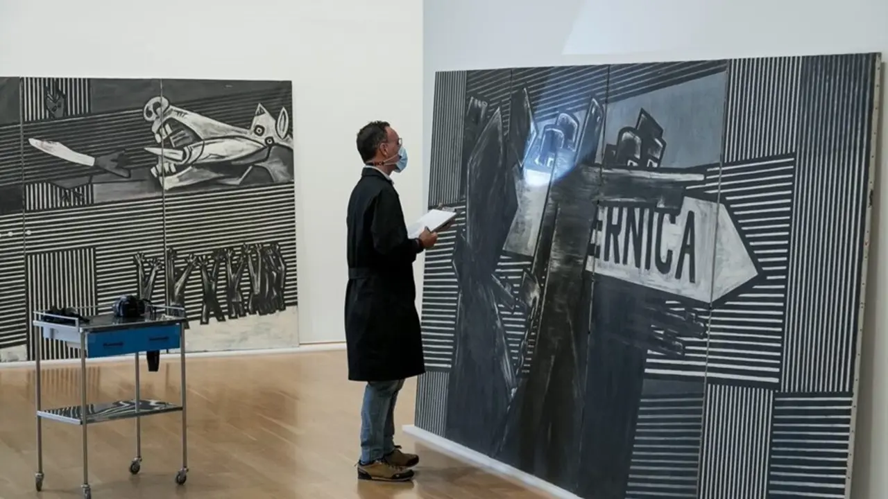 Archivo - Desembalaje del mural 'Guernica' de Ibarrola en el Museo de Bellas Artes de Bilbao