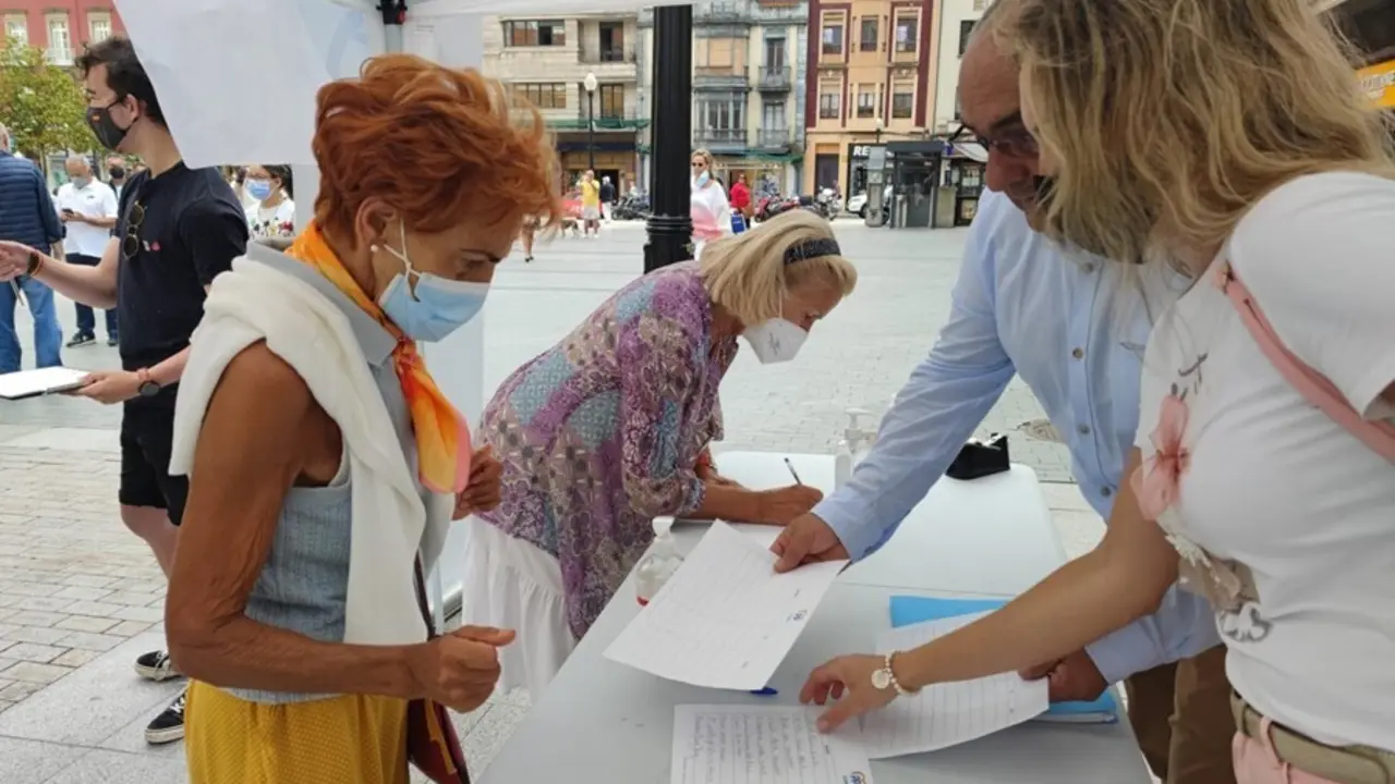 Recogida de firmas del PP en Gij&oacute;n