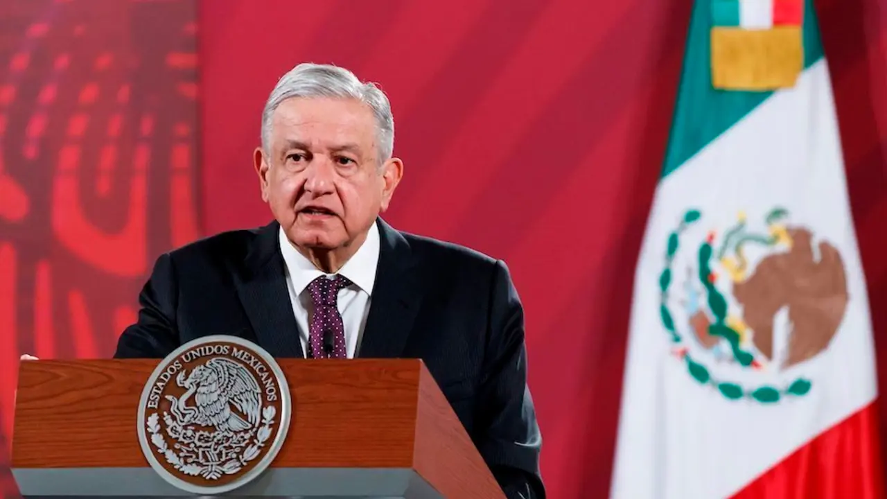El presidente de M&eacute;xico, Andr&eacute;s Manuel L&oacute;pez Obrador, participa de su conferencia de prensa matutina en Palacio Nacional de Ciudad de M&eacute;xico (M&eacute;xico). EFE/Jos&eacute; M&eacute;ndez/Archivo