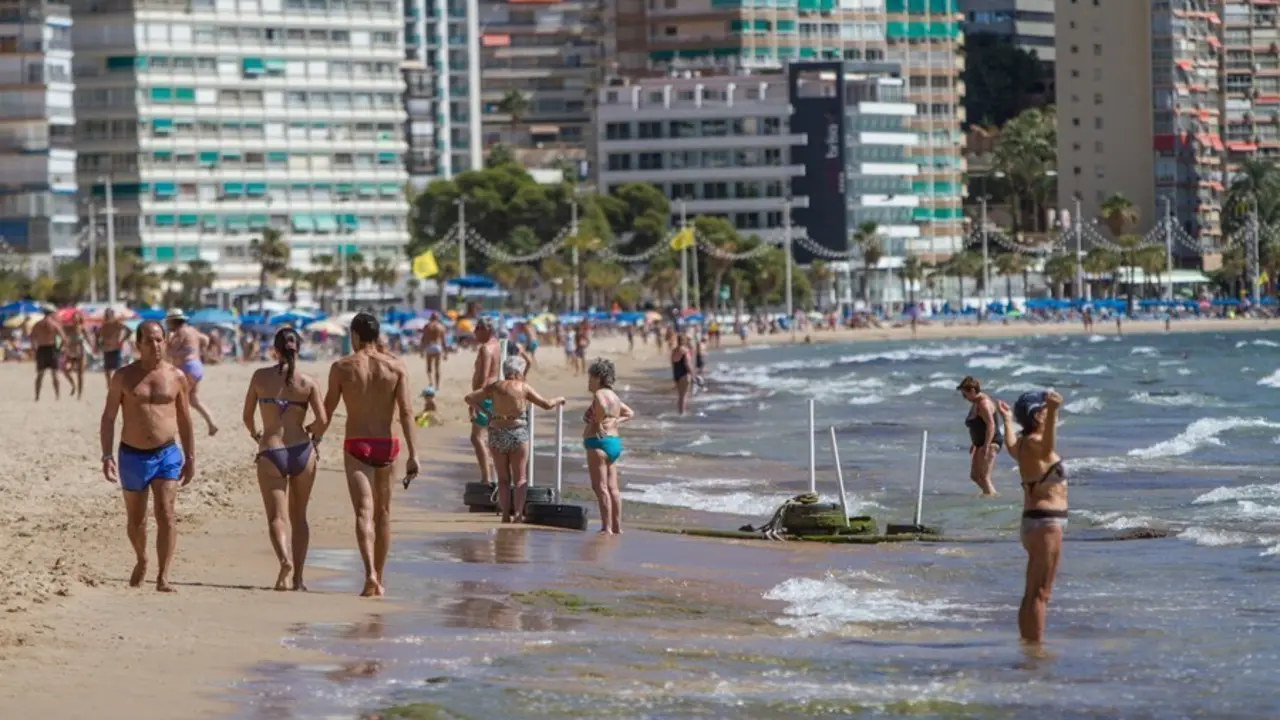 Archivo - Varias personas pasean por la Playa de Levante de Benidorm