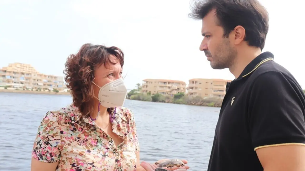 La diputada y portavoz regional de Podemos, Mar&iacute;a Mar&iacute;n, y el coordinador auton&oacute;mico de Podemos y diputado de UP en el Congreso, Javier S&aacute;nchez Serna, en el Mar Menor