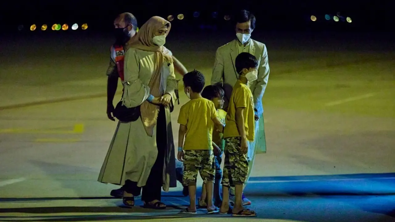 Varias personas repatriadas a su llegada a la Base A&eacute;rea de Torrej&oacute;n tras bajarse del s&eacute;ptimo avi&oacute;n procedente de Afganist&aacute;n