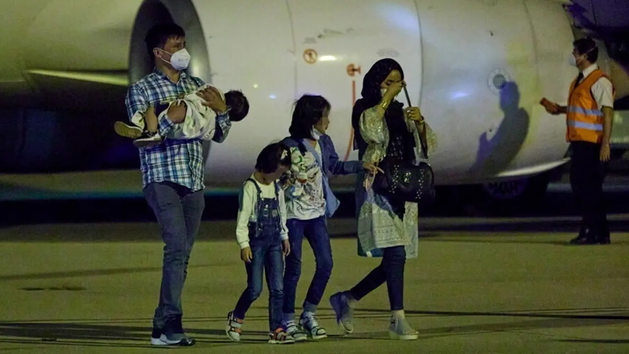 Varias personas repatriadas a su llegada a la Base A&eacute;rea de Torrej&oacute;n tras bajarse del s&eacute;ptimo avi&oacute;n procedente de Afganist&aacute;n (Archivo)