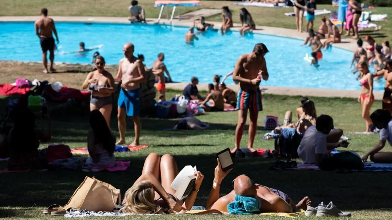 Varias personas disfrutan de un d&iacute;a de ocio en las piscinas de Las Berceas, a 21 de agosto de 2021, en Cercedilla, Madrid, (Espa&ntilde;a).