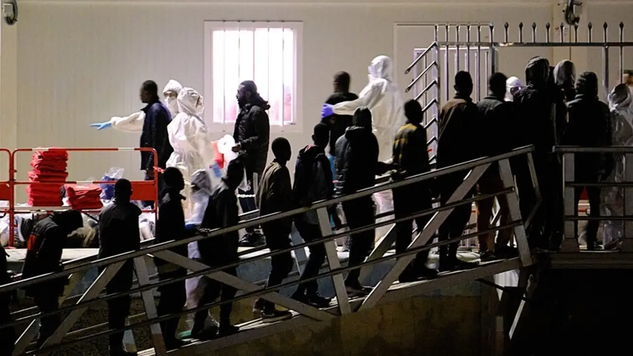 Un grupo de migrantes esperan ser atentidos tras ser rescatados en el momento en el que se dirig&iacute;an en lanchas a Fuerteventura