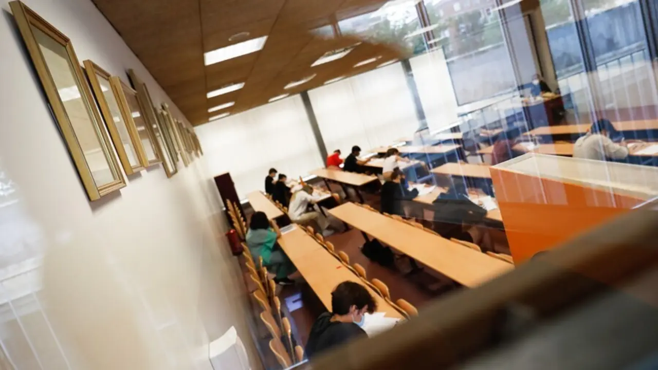 Archivo - Un grupo de estudiantes durante la convocatoria extraordinaria de la Evaluaci&oacute;n del Bachillerato para el Acceso a la Universidad (EBAU) en Madrid