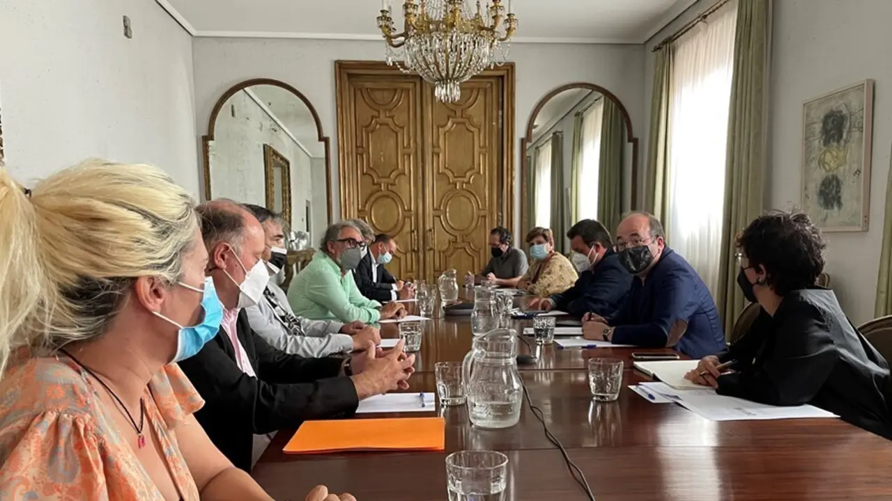 El ministro de Cultura y Deporte, Miquel Iceta se re&uacute;ne con representantes de distintas asociaciones de productores de cine, audiovisual y animaci&oacute;n.