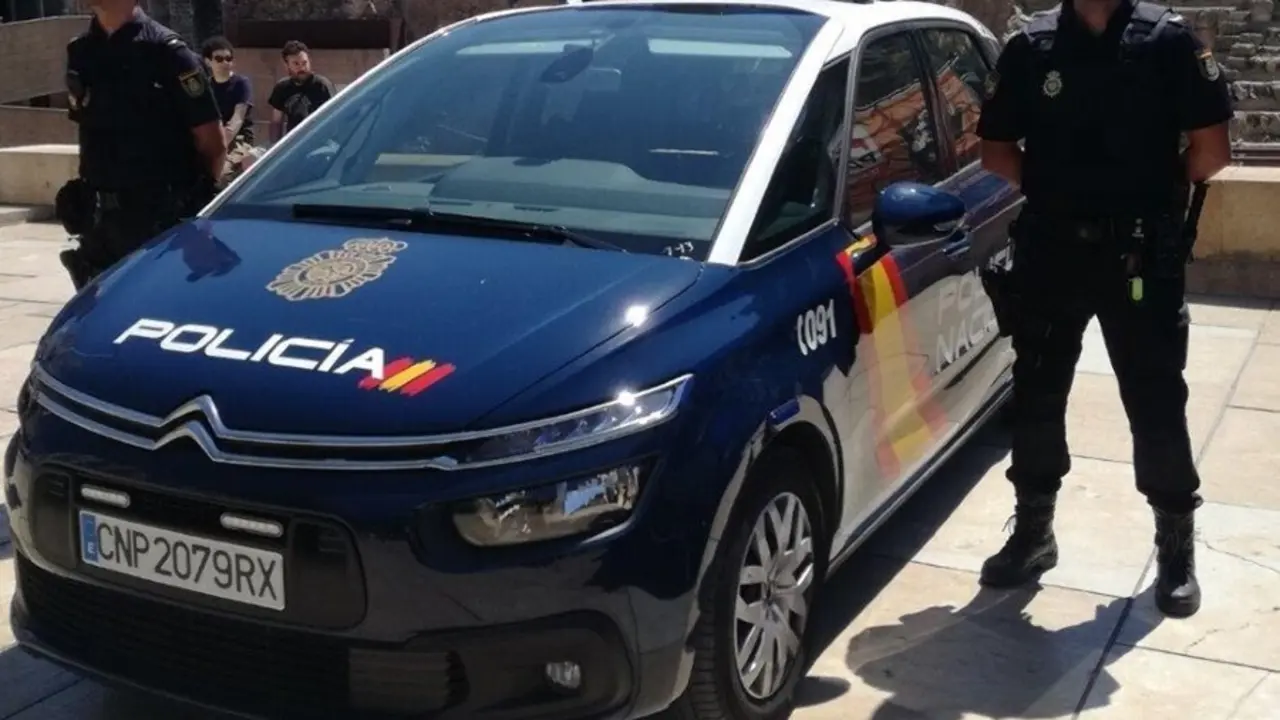 Archivo - Agente polic&iacute;a nacional m&aacute;laga coche CNP recursos detenci&oacute;n atenci&oacute;n