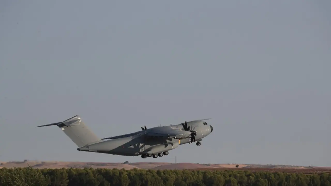 El avi&oacute;n A440M despega desde la base a&eacute;rea de Torrej&oacute;n de Ardoz hacia Dub&aacute;i para evacuar a los espa&ntilde;oles y colaboradores en Afganist&aacute;n, a 18 de agosto de 2021, en Madrid (Espa&ntilde;a). Este tercer avi&oacute;n A400M, es medicalizado y llegar&aacute; a Dub&aacute;i para colaborar e