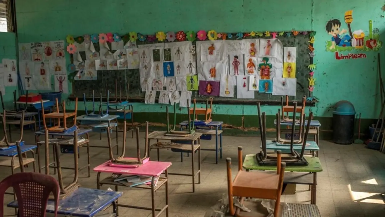 Archivo - Aula vac&iacute;a en la Escuela Oficial Rural Mixta N&deg; 77 de la vereda Los Mixcos de Palencia, en Guatemala, por la pandemia de coronavirus. Fotograf&iacute;a tomada el pasado 30 de abril de 2020