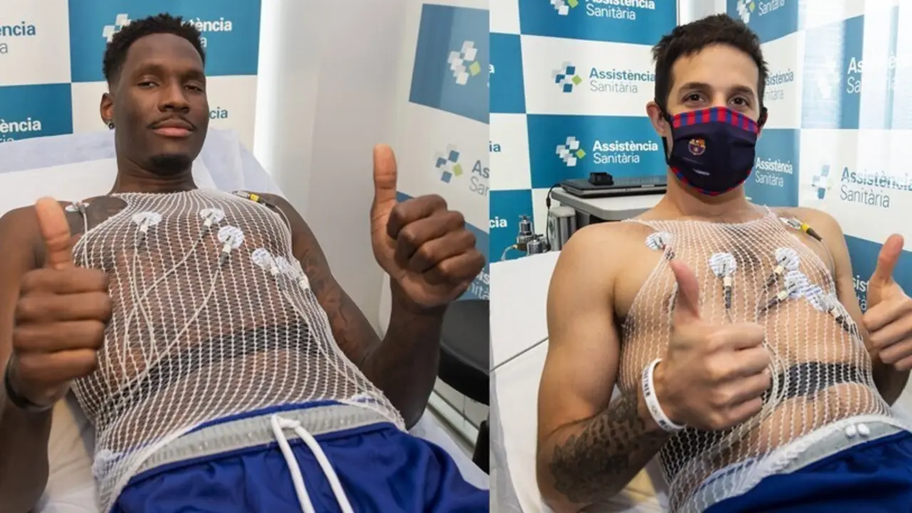 Los jugadores del Bar&ccedil;a de baloncesto Nigel Hayes y Nico Laprovittola pasan la revisi&oacute;n m&eacute;dica en la pretemporada 2021