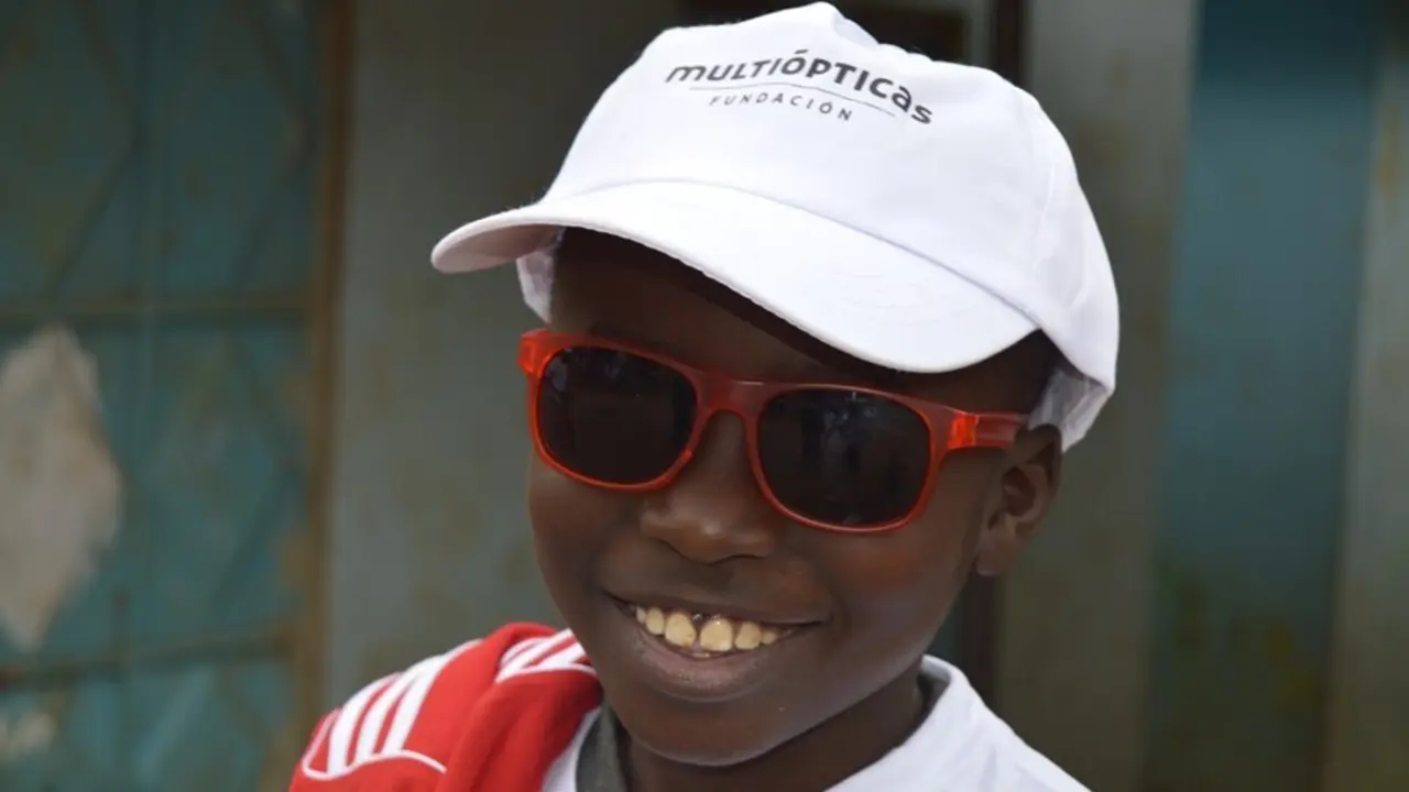 Fundaci&oacute;n Multi&oacute;pticas dona gafas y estuches durante el mes de agosto a distintas instituciones de Arusha (Tanzania) y Cit&eacute; Damel, en Dakar (Senegal).