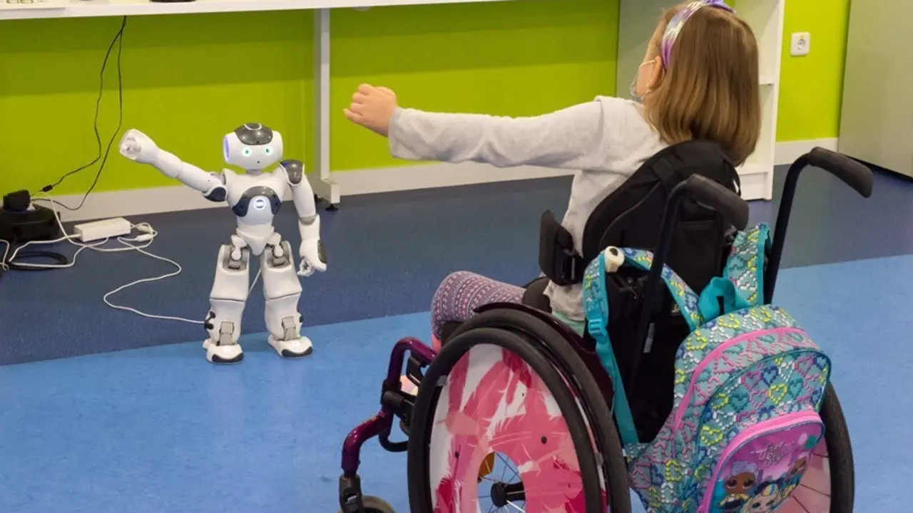 Archivo - El Hospital Nacional de Parapl&eacute;jicos experimenta con la rob&oacute;tica social aplicada a la neurorrehabilitaci&oacute;n de los ni&ntilde;os con lesi&oacute;n medular.
