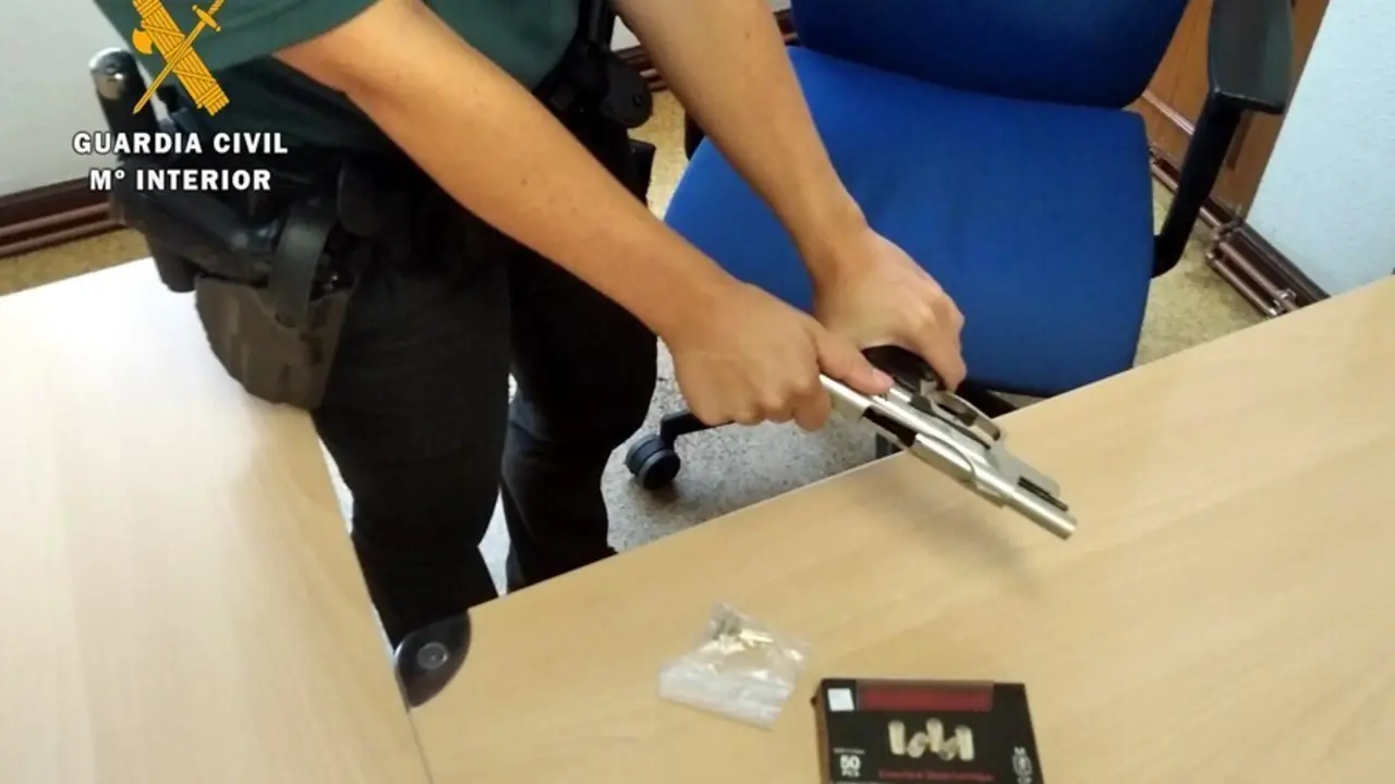 Pistola intervenida en la operaci&oacute;n