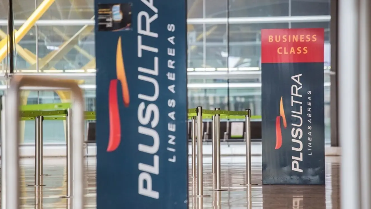 Archivo - Un panel muestra informaci&oacute;n sobre vuelos de la aerol&iacute;nea Plus Ultra, en el aeropuerto de Madrid.