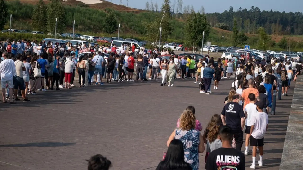 Un grupo de menores esperan a ser vacunados de la primera dosis de la vacuna Moderna 