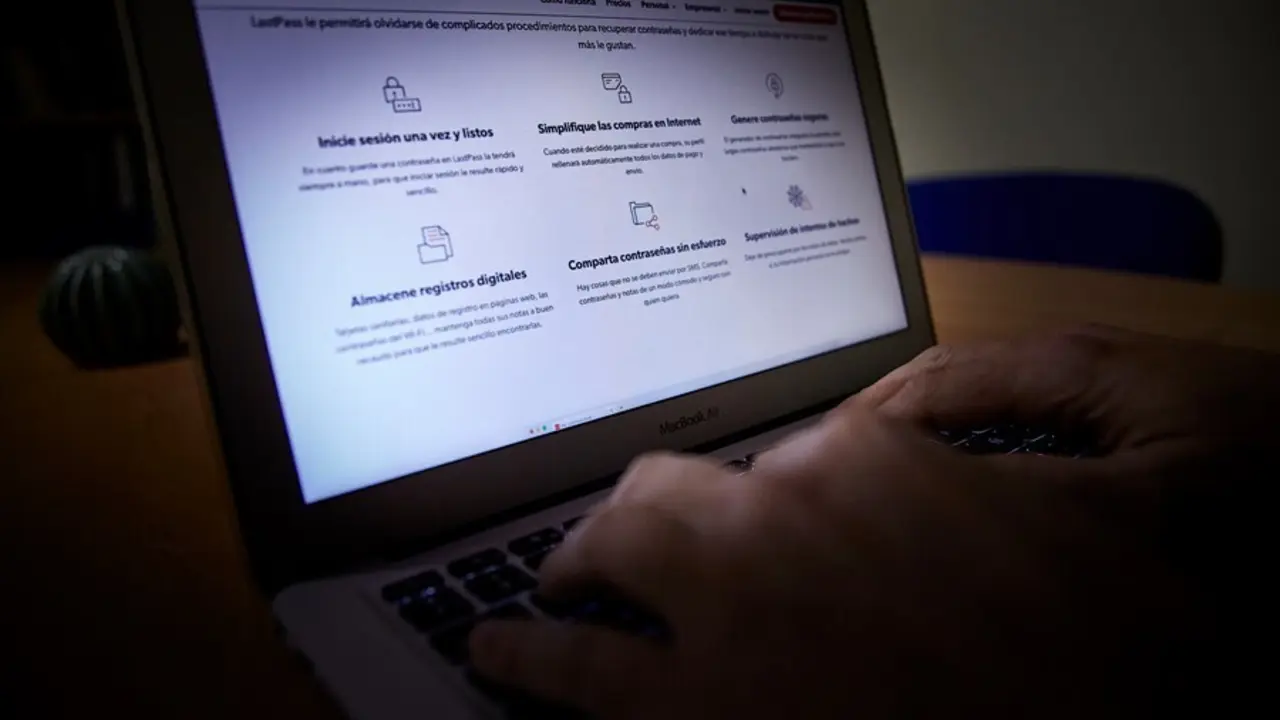 Archivo - Una persona navega en Internet con un ordenador, en Madrid (Espa&ntilde;a), a 9 de febrero de 2021
