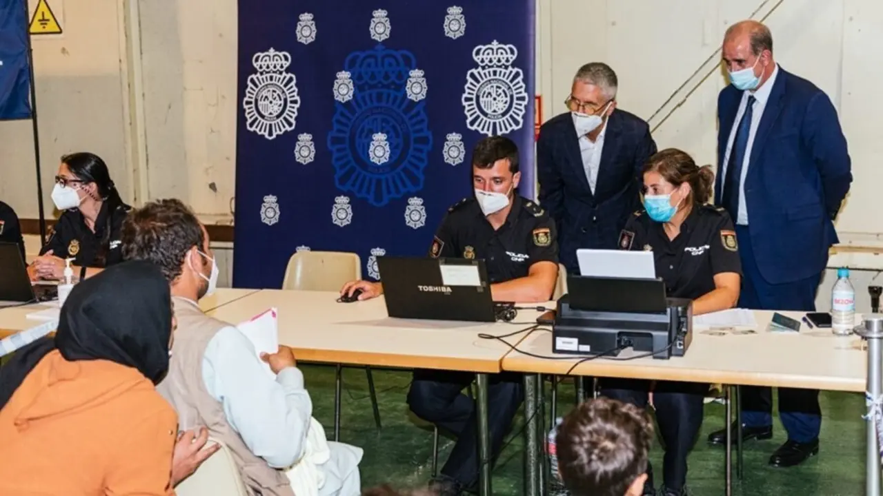 El ministro del Interior, Fernando Grande-Marlaska, y el director de la Polic&iacute;a, Francisco Pardo, visitan el puesto de atenci&oacute;n a los afganos en la base de Torrej&oacute;n (Madrid)