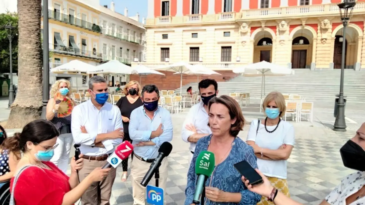 La portavoz del PP en el Congreso, Cuca Gamarra, este martes en San Fernando (C&aacute;diz).