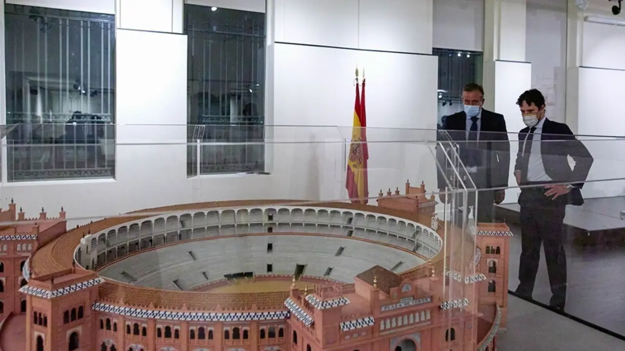 El consejero de Presidencia, Justicia e Interior de la Comunidad de Madrid, Enrique L&oacute;pez (i), y el torero y director gerente del Centro Asuntos Taurinos de la Comunidad de Madrid, Miguel Abell&aacute;n, observan una maqueta de la Plaza de Toros de las Ventas.