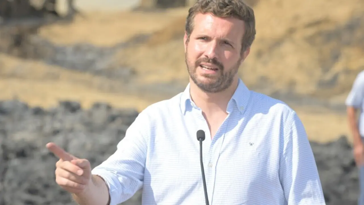 El presidente del Partido Popular, Pablo Casado, comparece durante una visita a las zonas afectadas por los incendios forestales en &Aacute;vila, a 24 de agosto de 2021, en &Aacute;vila, Castilla y Le&oacute;n, (Espa&ntilde;a).