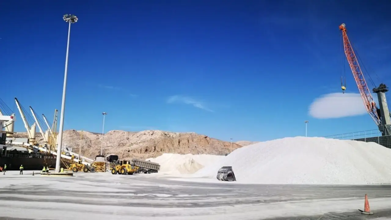 Archivo - Carga de yeso en el Muelle de Pechina del Puerto de Almer&iacute;a.