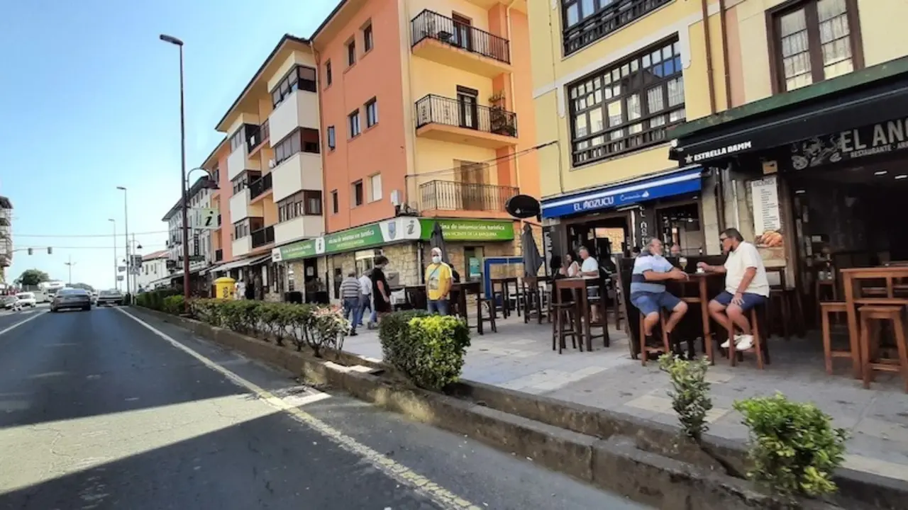 Varias personas en una terraza de la zona de restaurantes de la localidad c&aacute;ntabra de San Vicente de la Barquera. / S. D&iacute;az