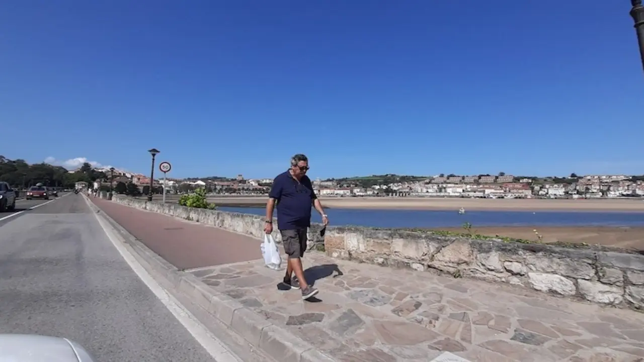 Una persona cruza el puente de La Maza en San Vicente de la Barquera. / S. D&iacute;az