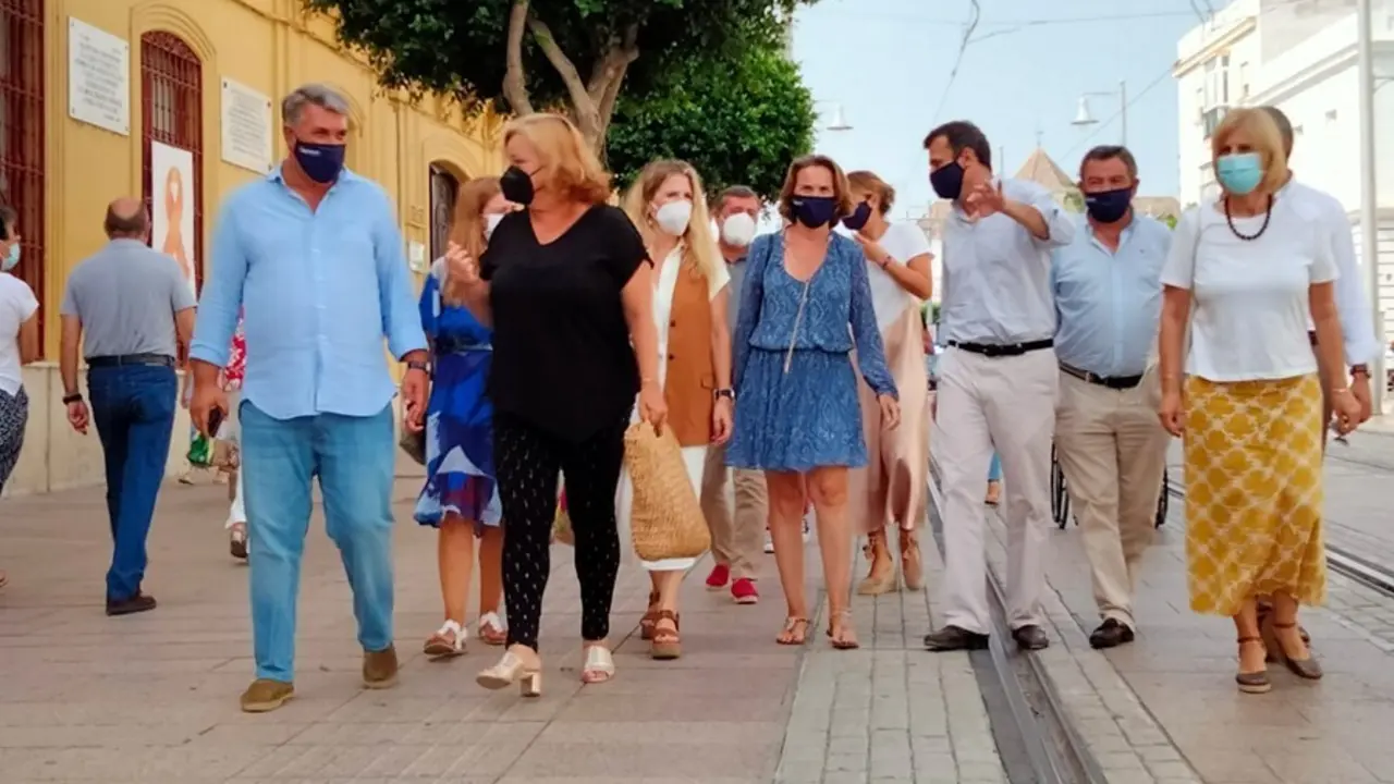 La portavoz del PP en el Congreso, Cuca Gamarra, este martes por las calles de San Fernando (C&aacute;diz).